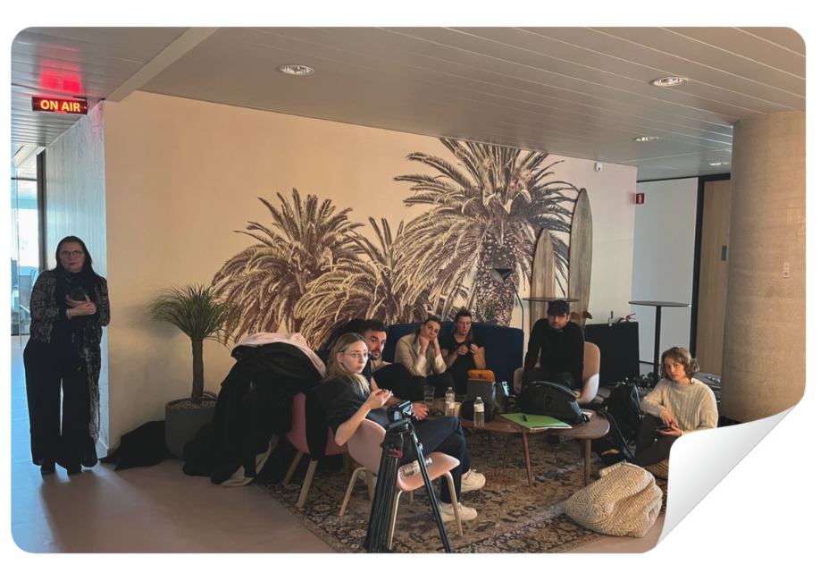 Arrivée de Thalie et sa manageuse à la radio